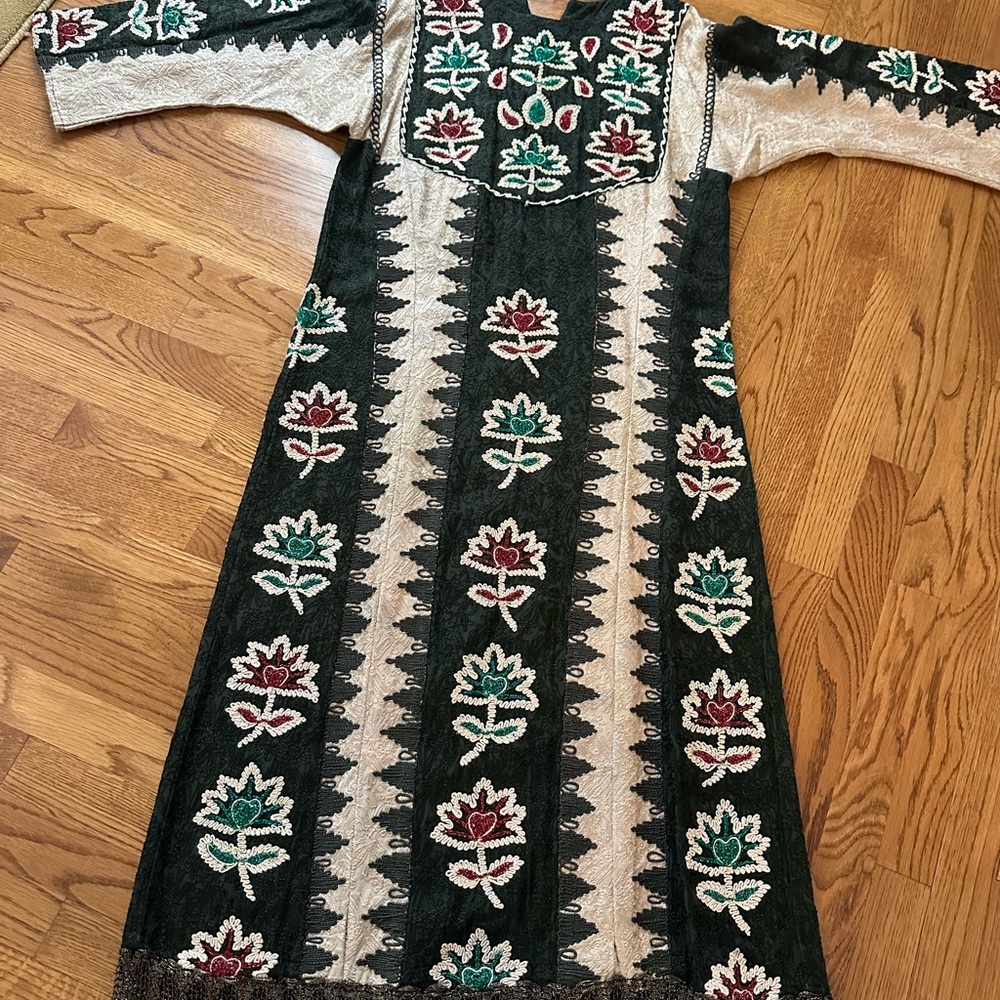 Beautiful thobe fits Medium/ Large used ones